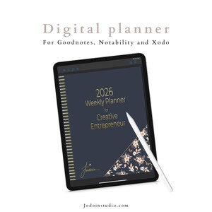 Peut inclure: Un agenda numérique affiché sur une tablette, avec une couverture bleu foncé et un texte doré indiquant "2026 Weekly Planner for Creative Entrepreneur". Un stylet blanc est posé sur l'écran. Le texte "Digital planner" et "For Goodnotes, Notability and Xodo" sont en haut.