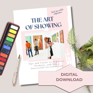 以下が含まれることがあります： ギャラリーでアート作品を見ている人々の写真が載った、「The Art of Showing」というタイトルのピンクと白のデジタルダウンロードガイド。タイトルの下のテキストには、「成功するアート展を開催するためのヒントとテクニック」と書かれています。