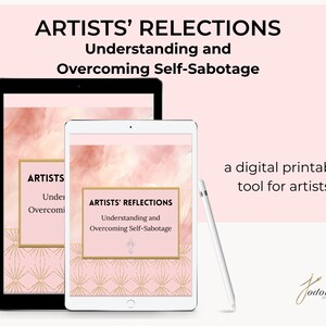 Peut inclure: Un outil numérique imprimable pour les artistes appelé "Réflexions d'artistes : Comprendre et surmonter le sabotage de soi" sur un fond rose et or. Le titre est affiché sur l'écran d'une tablette.