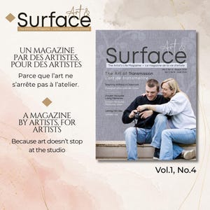 Peut inclure: Une couverture de magazine intitulée Art & Surface Vol. 1, No. 4, août 2026, montrant une photographie de deux personnes assises sur des marches regardant un appareil photo. Le texte inclut L'art de transmettre et Vincent Nicaudie.