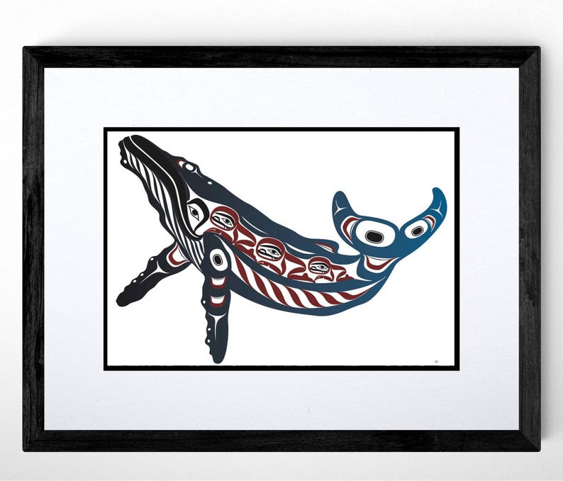 Puede incluir: Una ilustraci&oacute;n estilizada de una ballena azul y roja sobre un fondo blanco. La ballena est&aacute; representada en un estilo de arte nativo americano tradicional.