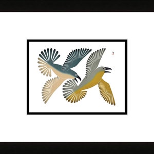Dancing Ravens, 2003 (gravure sur pierre et pochoir) par Kenojuak Ashevak, carte d'art inuit autochtone, Cape Dorset, carte d'art encadrée