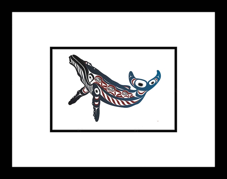 Puede incluir: Una ballena estilizada de color negro y azul con detalles rojos y blancos. La ballena est&aacute; nadando hacia arriba con la boca abierta. La ballena es un dise&ntilde;o tradicional nativo americano.