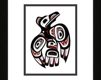 Op de afbeelding: Een gestileerde illustratie in zwart en rood van een raaf in een traditionele inheemse kunst stijl van de noordwestkust.