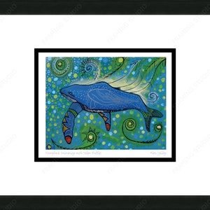 Une baleine à bosse nageant avec des bulles jaunes par Alan Syliboy, carte d'art autochtone, carte d'art encadrée, artiste mi’kmaq