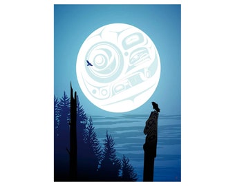 Puede incluir: Una silueta de una persona de pie en un acantilado con vistas a una gran luna blanca con un diseño nativo americano. La luna está en un cielo azul con un bosque azul oscuro en primer plano. Un pequeño pájaro vuela en el cielo.