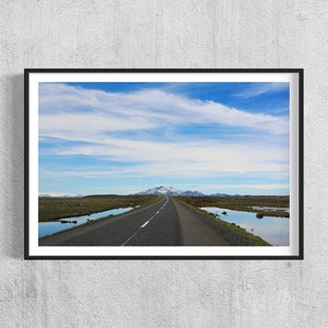 Road Trip en Islande avec paysage de montagne