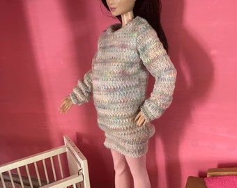 pastel maternity sweater and pink leggings