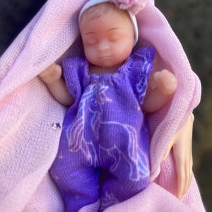 Hand genähtes Lila Einhorn Puppen Outfit: 5,5 cm Puppe