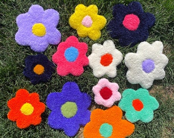 Handgetufteter kleiner Indie-Blumenteppich-Wandbehang / Untersetzer