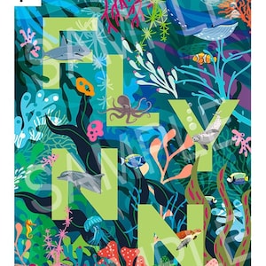 Puede incluir: Una escena submarina colorida con el nombre "FLYNN" escrito en letras verdes grandes. Las letras están rodeadas de varias criaturas marinas, incluyendo un tiburón, un pulpo, un delfín, un caballito de mar, una tortuga y una estrella de mar. El texto "FLYNN THOMAS JAMES LOWE 2ND SEPTEMBER 2017" está en la parte inferior de la imagen.