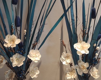 Composizioni di fiori fatte a mano usando materiale naturale, come la sesbania e la foglia della palma di puro artigianato thailandese.