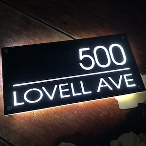 Pu&ograve; includere: Cartello nero per numeri civici con lettere bianche illuminate. Il cartello indica "500 LOVELL AVE".