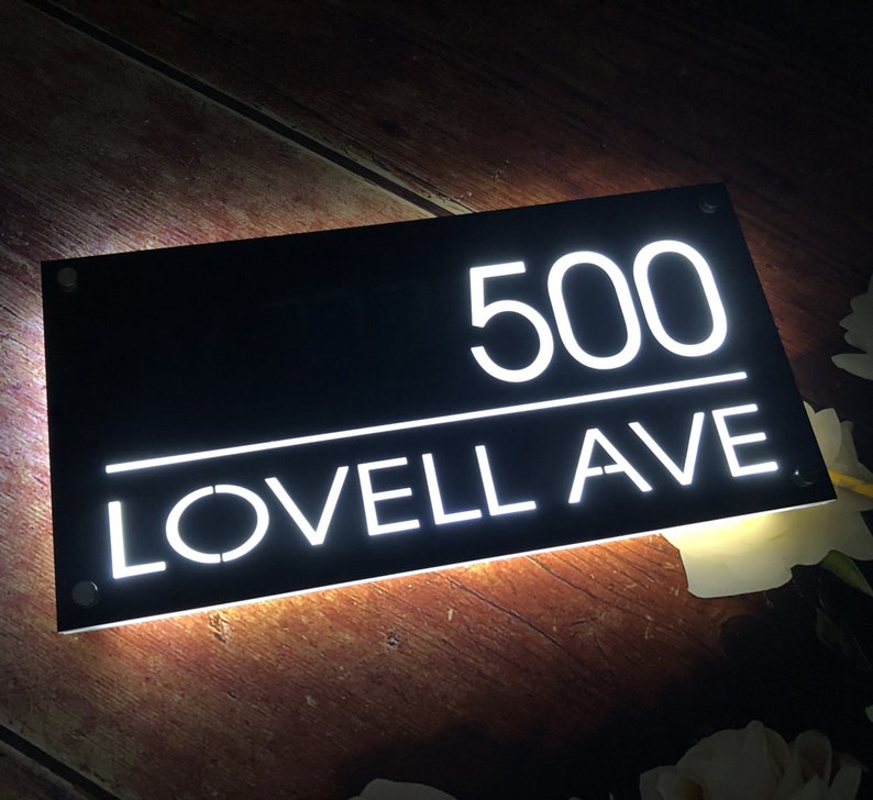 Pu&ograve; includere: Cartello nero per numeri civici con lettere bianche illuminate. Il cartello indica "500 LOVELL AVE".