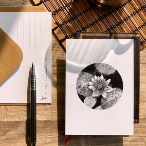 Un pied dans l’eau • Carte postale illustrée, A6, carte florale minimaliste, illustration végétale nénuphar, fleur de lotus, noir et blanc