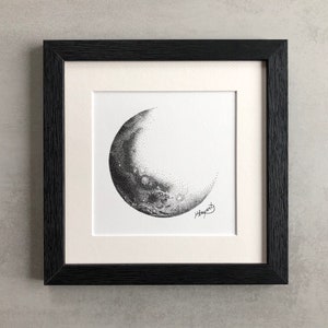 Croissant de Lune • Illustration de lune en noir et blanc, fait main en pointillisme, impression d’astronomie, décoration murale minimaliste