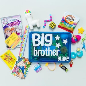 Big Brother Big Sister Aktivität Busy Box | Sibling Geschenke für Kinder Kleinkinder | Spezielles personalisiertes Geschenk Geschwister Willkommens-Baby durch 2+3=WE