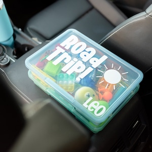 Actividades de viaje por carretera para niños pequeños - Travel Busy Box (mayores de 4 años) / Juguetes para el coche, entretenimiento / Kit de actividades de viaje portátil, tablero divertido 2+3=WE