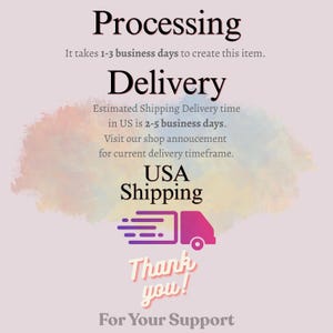 Op de afbeelding: Een informatieve afbeelding op een lichte achtergrond met een aquarel-vlek. De tekst luidt: Processing, It takes 1-3 business days to create this item, Delivery, Estimated Shipping Delivery time in US is 2-5 business days, USA Shipping, Thank you!, For Your Support. Bevat een icoon van een roze bestelwagen.