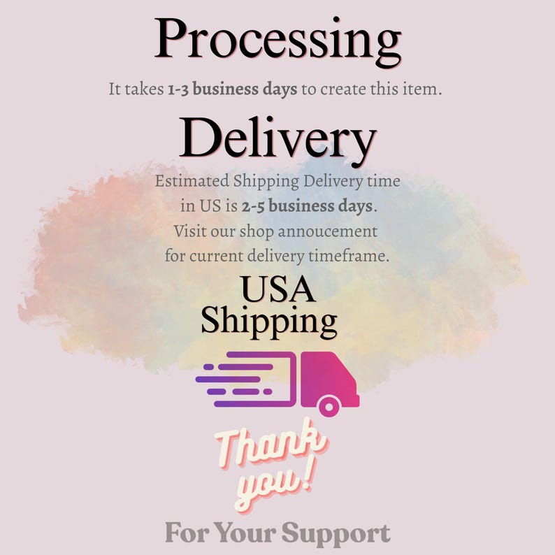Op de afbeelding: Een informatieve afbeelding op een lichte achtergrond met een aquarel-vlek. De tekst luidt: Processing, It takes 1-3 business days to create this item, Delivery, Estimated Shipping Delivery time in US is 2-5 business days, USA Shipping, Thank you!, For Your Support. Bevat een icoon van een roze bestelwagen.