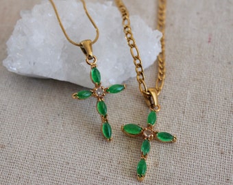 Collier croix en jade doré | Collier croix fine | Collier croix en cristal coeur | Collier croix | Collier croix en ZC | Cadeau pour elle, maman