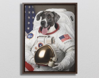 Könnte beinhalten: Ein grau-weißer Hund in einem weißen Astronautenanzug mit einem amerikanischen Flaggen-Patch und einem goldenen Helm. Der Hund sitzt vor einer amerikanischen Flagge.