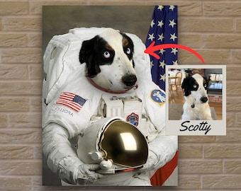 Könnte beinhalten: Leinwanddruck mit einem Hund im Astronautenanzug, der einen goldenen Helm hält. Der Raumanzug hat einen amerikanischen Flaggenaufnäher und das Wort "Apollo". Ein kleineres Foto des Hundes, mit der Aufschrift "Scotty", befindet sich in der Ecke.