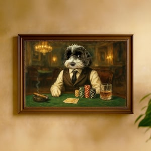 Puede incluir: Pintura enmarcada que representa a un perro vestido con un traje jugando al póquer. El perro está sentado en una mesa de fieltro verde con fichas de póquer, cartas y un vaso de whisky. Un cigarro encendido descansa en un cenicero. El fondo muestra una habitación tenue.