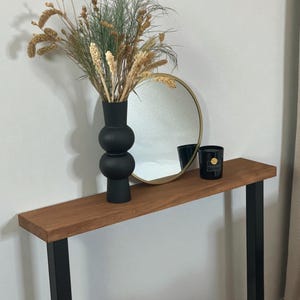 90度エッジのコンソールテーブル - お客様のご要望に合わせて手作り - モダンなデザイン、無垢材と金属