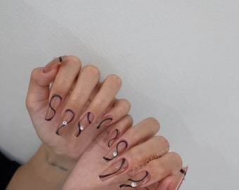 Modern Nails | swirls nails | nude nails | fashion nail art | line nails | press on nails | nude nails | mocha coffee brown nails minimalist