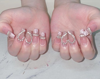 Valentines day nails | pink nails | romantic nail art | heart nails | valentine hearts | press on nails | rhinestones gems glitters