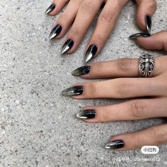 in my chrome era🖤🕷️♟️ #nails #nailinspo #fallnailinspo #blackchromen... |  TikTok