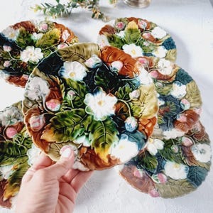 Set of 6 plates and a plate with a foot made of French ceramic Onnaing, 19th century, Barbonite, strawberries and flowers