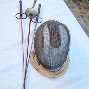 Máscara  y 3 Espadas (sable, sable o florete) de esgrima francesa vintage de L. Carré París