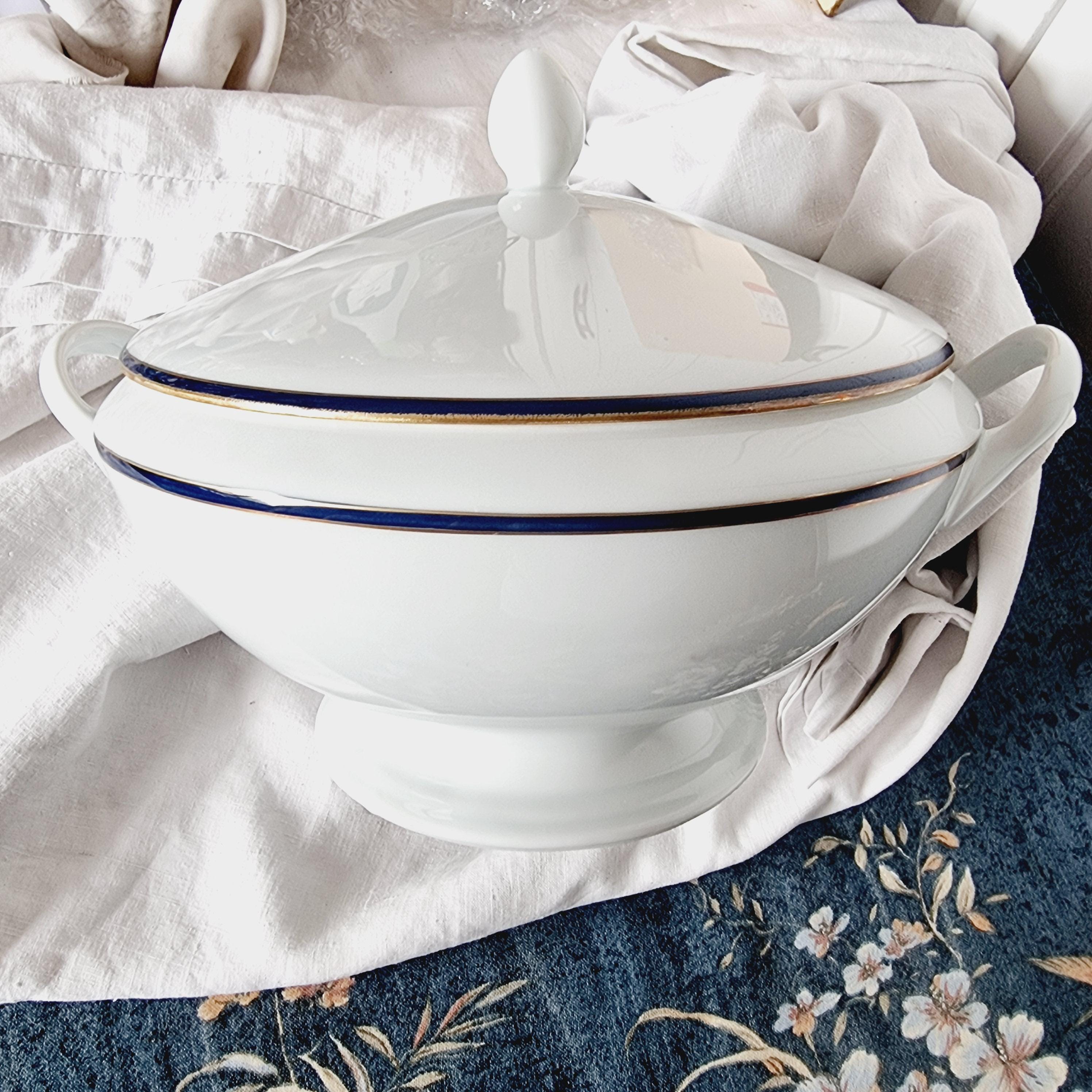 Magnificent fine porcelain soup tureen from Limoges France with an elegant design