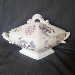 Antique porcelain soup tureen &quot;Old Paris&quot; 19th century with dragon-shaped handles and French elegance