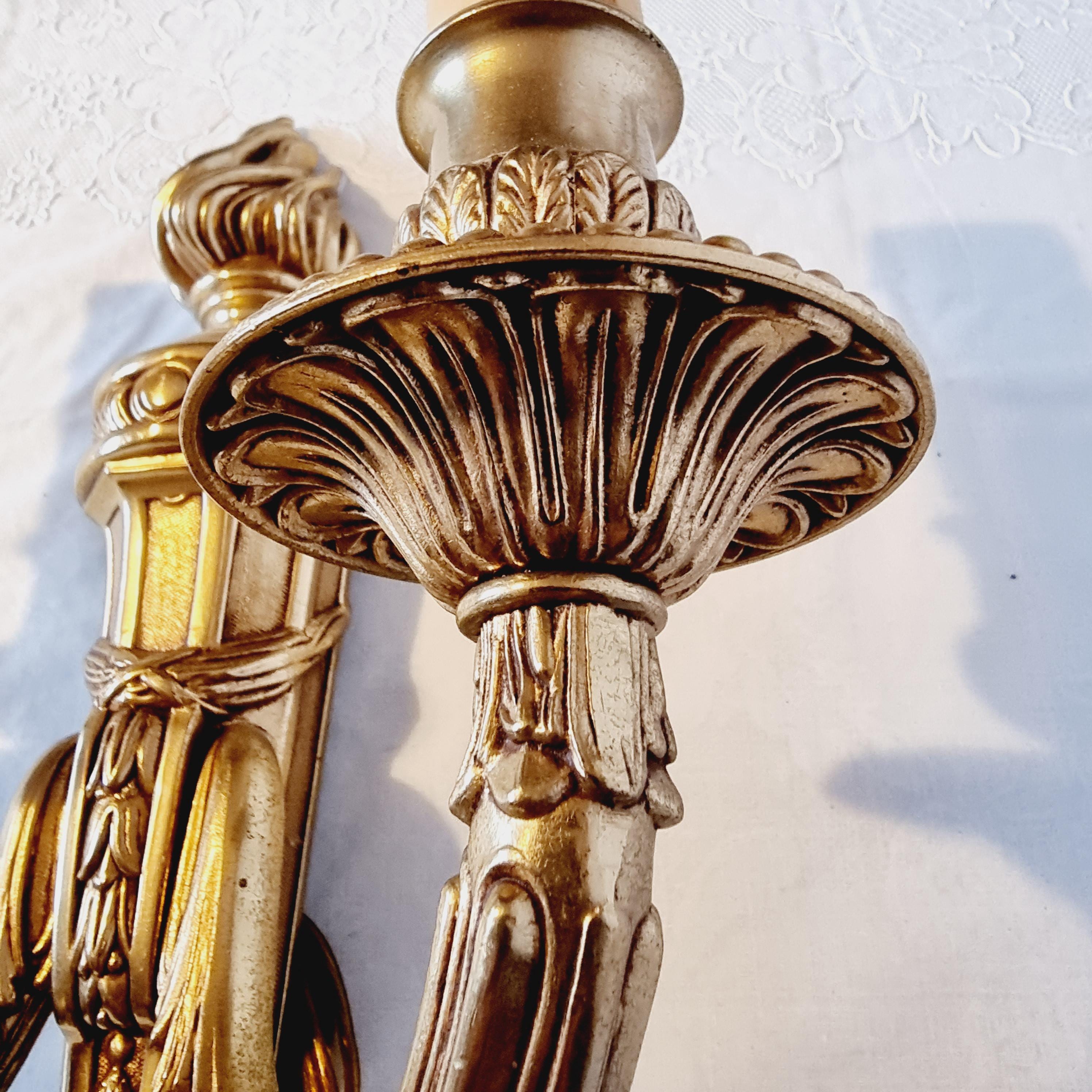 Paire D'appliques à Deux Lumières Ovales à Dos Ovale En Bronze Argenté De F Caldwell