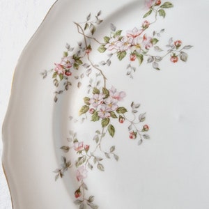 4 Assiettes Plates en Porcelaine à décor de Fleurs dans les tons roses image 3