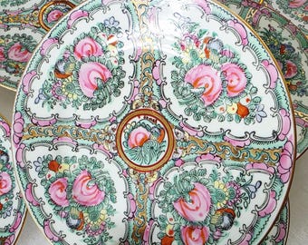 Set van 6 roze porseleinen borden in 'Famille Rose'-stijl met medaillonmotief. Voeg een vleugje keizerlijke elegantie toe aan uw huis.