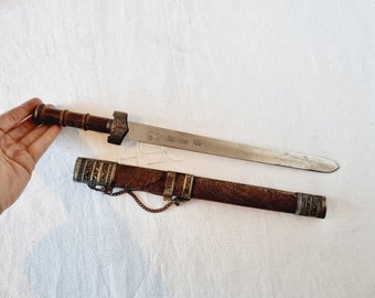 Sabre, poignard ou épée viking forgés et sculptés à la main