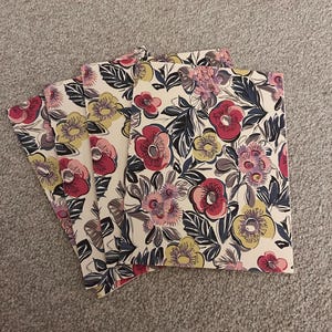 Conjunto de EDIÇÃO LIMITADA de quatro cartões comemorativos com estampa floral rosa e interior em branco. Cartões de papelaria artesanais com envelopes, empresa de propriedade feminina.