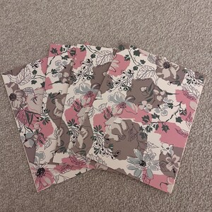 Conjunto de EDIÇÃO LIMITADA com quatro cartões comemorativos florais rosa com interior em branco. Cartões de papelaria artesanais com envelopes.