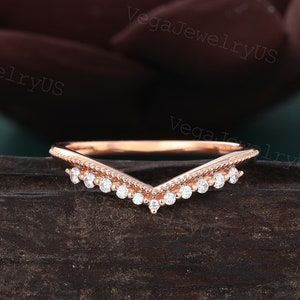 Fede nuziale curva in moissanite, fede nuziale vintage in oro rosa, anello Milgrain unico, anello impilabile abbinato, delicata fede nuziale con diamanti
