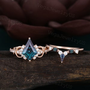 Kite Cut Alexandrit Verlobungsring Set Vintage Rosegold Kite Marquise Cut Alexandrit Ehering Set Twist Moissanite Versprechen Ringset