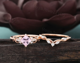 Conjunto de anillo de zafiro rosa de talla princesa. Conjunto de anillo de compromiso único en oro rosa. Delicada alianza de boda de talla marquesa con diamantes retorcidos. Conjunto nupcial. Anillo de matrimonio.