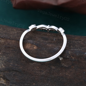 Vintage böjd vigselring Unik moissanitring i vitguld Art déco-diamantring Matchande stapelbar ring Elegant brudring Löftesgåva bild 4