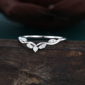 Vintage böjd vigselring Unik moissanitring i vitguld Art déco-diamantring Matchande stapelbar ring Elegant brudring Löftesgåva bild 3