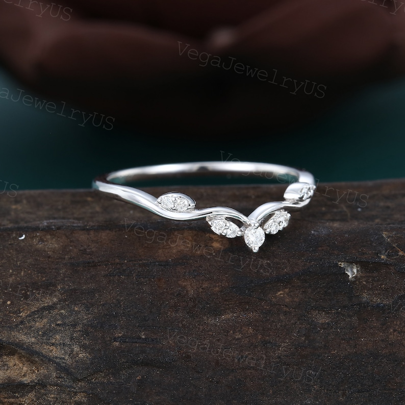 Vintage böjd vigselring Unik moissanitring i vitguld Art déco-diamantring Matchande stapelbar ring Elegant brudring Löftesgåva bild 2