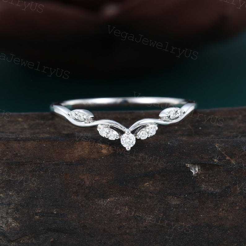 Vintage böjd vigselring Unik moissanitring i vitguld Art déco-diamantring Matchande stapelbar ring Elegant brudring Löftesgåva bild 1