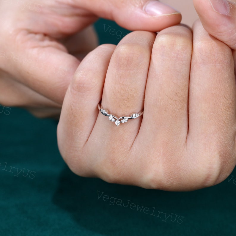 Vintage böjd vigselring Unik moissanitring i vitguld Art déco-diamantring Matchande stapelbar ring Elegant brudring Löftesgåva bild 5